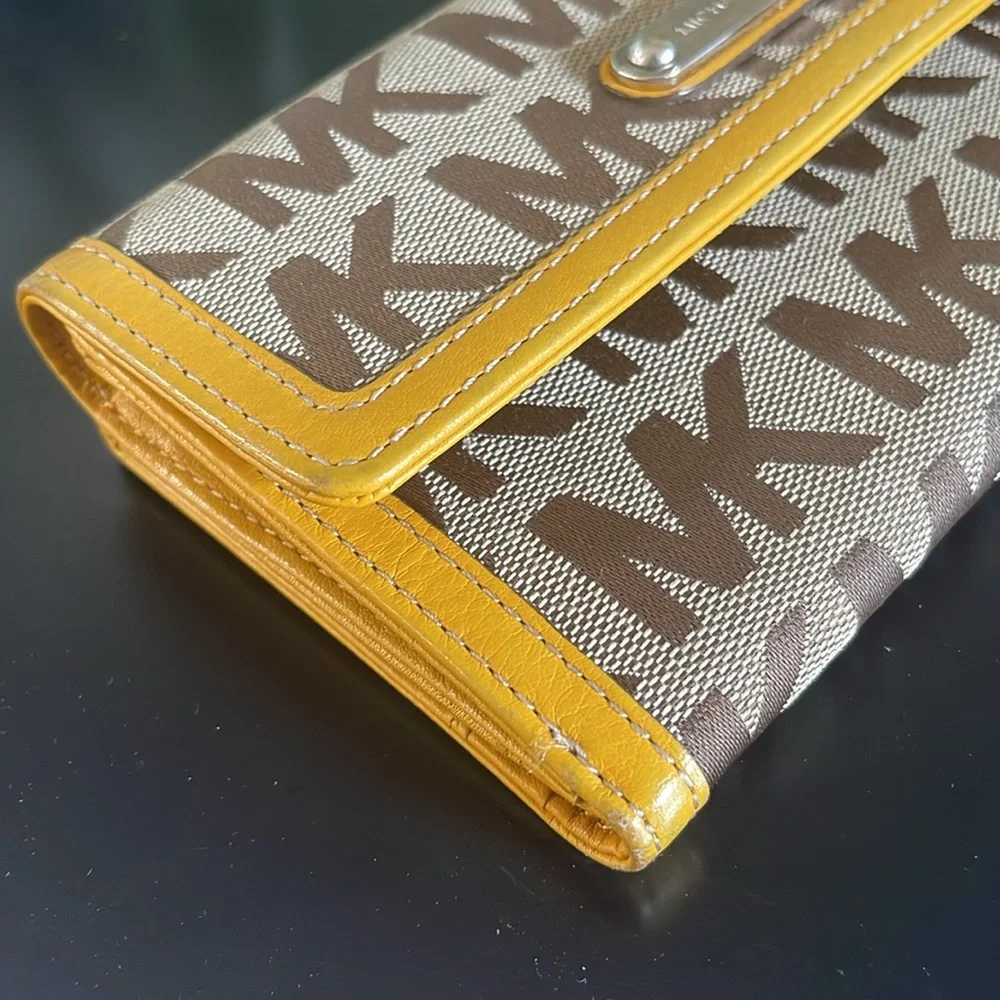 Micheal Kors Signature Wallet